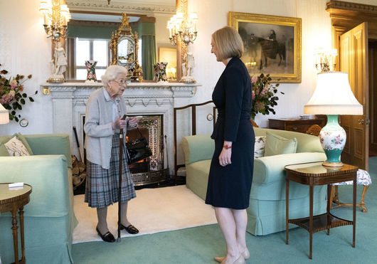 Кралица Елизабет II официално възложи на Лиз Тръс да състави