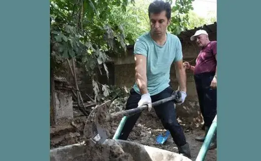 Те отидоха да ринат кал и се оказаха заринати с оригиналничене