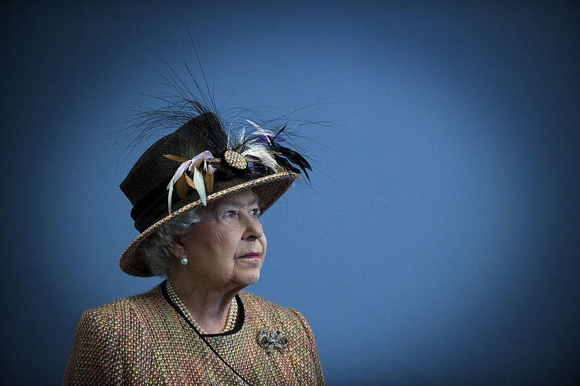 Великобритания скърби за Елизабет II, Чарлз III ще бъде официално обявен за крал в събота 