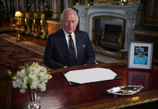 Чарлз Трети стана новият британски монарх незабавно след смъртта на