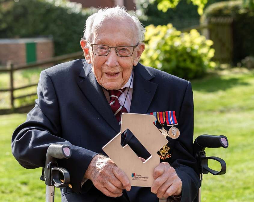 100 годишният капитан Мур оглави британската музикална класация с You’ll Never Walk Alone