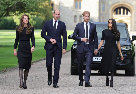 Кралското семейство се обедини: Уилям и Кейт се появиха редом до Хари и Меган 