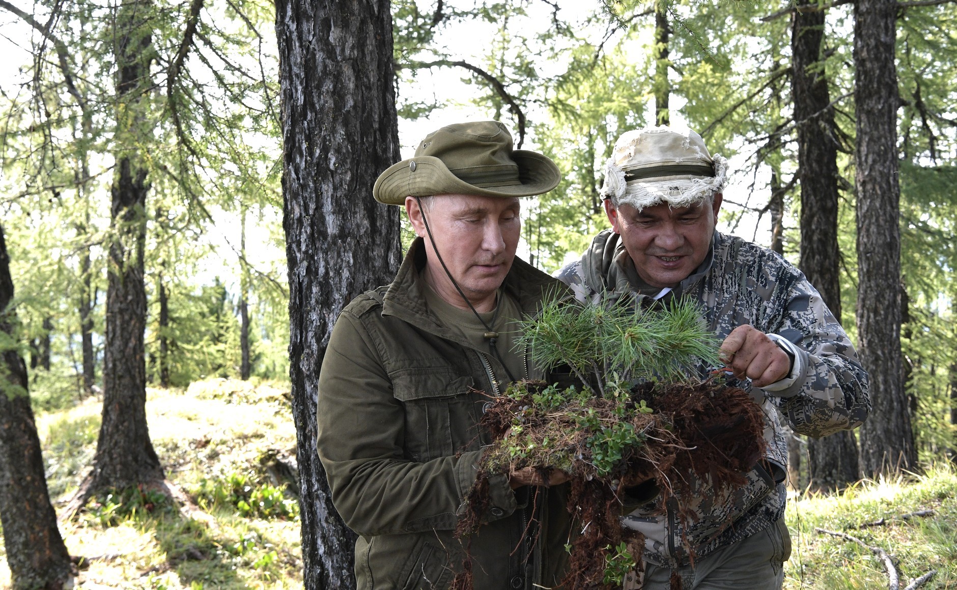 Владимир Путин и Сергей Шойгу на почивка в Тува