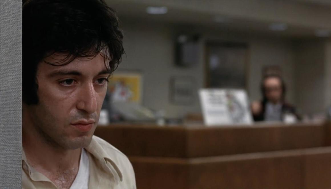 5. "Dog Day Afternoon" (1975)
<br><br>
"Атика! Атика! Атика!"
<br><br>
"Dog Day Afternoon" ражда една от най-силните сцени в кариерата на Пачино.
<br><br>
Тук лудостта, която Ал може да пренесе на екрана си проличава особено ясно. Героят му Сони решава да обере банка, за да плати за операцията на своята любима, но ситуацията се обърква сериозно. Принуден е да вземе заложници, а в един момент нервите му се пречупват и излиза пред полицаите с викове "Атика, Атика, Атика", визирайки за ненужната грубост, с която е потушен най-масирания затворнически бунт в историята на САЩ. Хората, струпали се зад полицейската блокада започват да скандират с него.