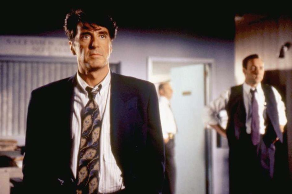 8. "Glengarry Glen Ross" (1992)
<br><br>
Поредният впечатляващ списък с актьори - освен Пачино виждаме още Алек Болдуин, Джак Лемън, Кевин Спейси, Джонатън Прайс и Алън Аркин.
<br><br>
Сюжетът ни вкарва в офис на фирма за недвижими имоти и ни показва какво е да се изхранваш от тази професия при високото напрежение, което я съпътства.