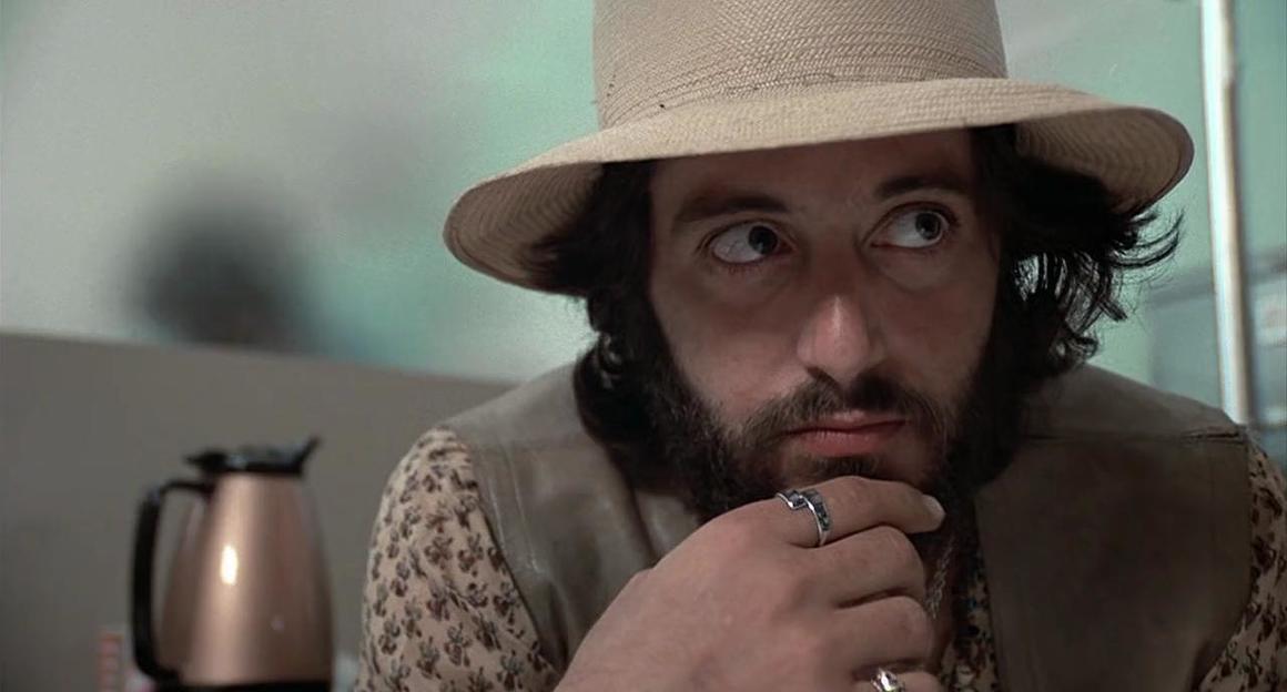 3. "Serpico" (1973)
<br><br>
70-те на Пачино са буйни. Година след година прави нова изумителна роля, като успява да внесе капка лудост на всяка от тях.
<br><br>
Само година след излизането на "The Godfather", той отново е номиниран за "Оскар" след представянето си в "Serpico".
<br><br>
Ал влиза в ролята на честният нюйоркчански полицай Франк Серпико, който разкрива корупционна схема и настройва колегите си срещу себе си.