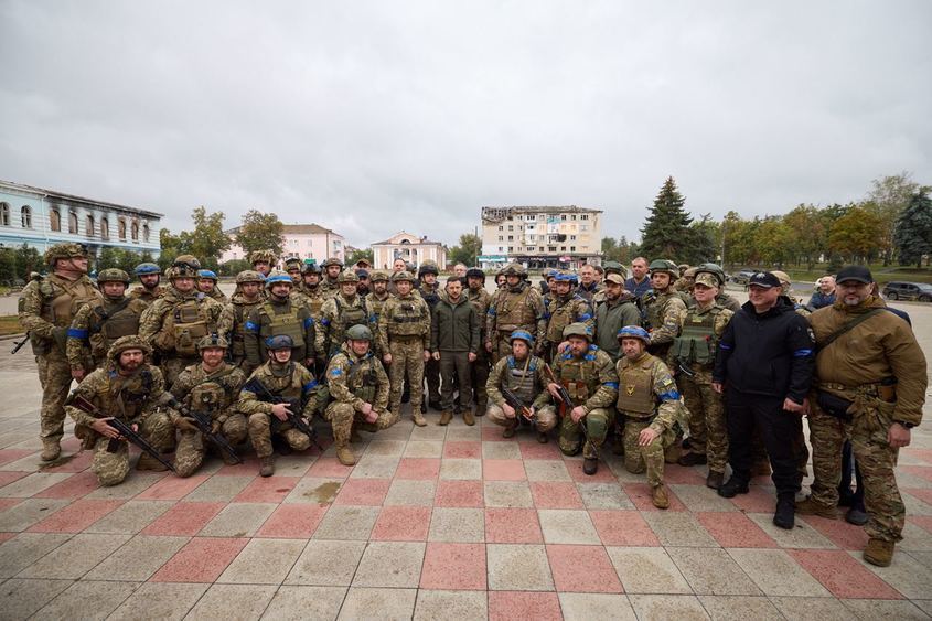 Президентът на Украйна е в освободения град Изюм