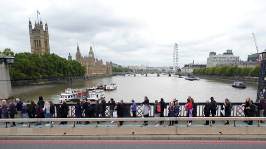 Километрична опашка се изви в Лондон заради прощаването с кралица Елизабет II 