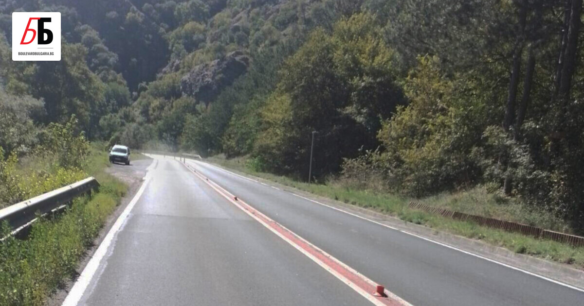 Неизвестни извършители са прерязали част от колчетата по трасето на