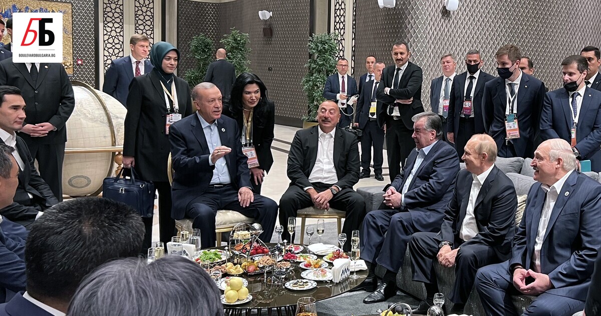 Всички слушат, докато Реджеп Тайип Ердоган говори - а Владимир