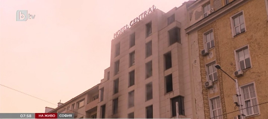 Жена загина при пожар в хотел в центъра на София