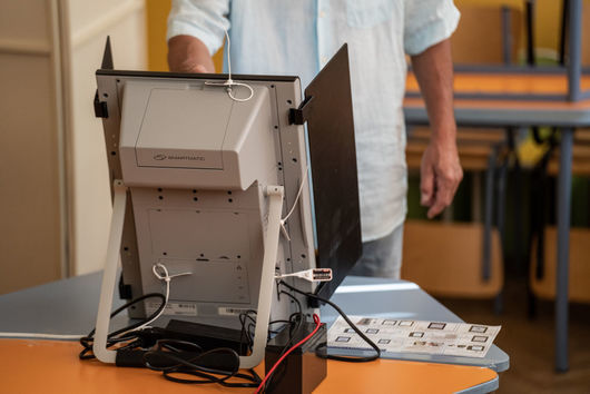 Нестандартна хартия блокира десетки машини за гласуване
