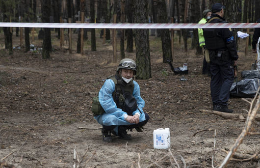 Украинските власти продължават ексхумирането на телата от масовите гробове открити