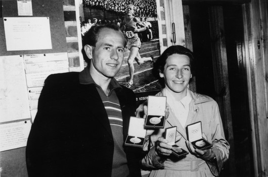 На Олимпиадата през 1952 г. чехкинята Дана Затопкова печели златен