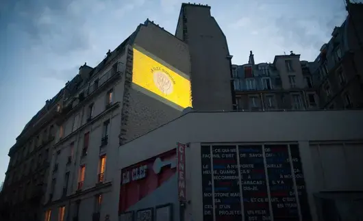 Без кино? В Париж вече гледат филми от балконите си