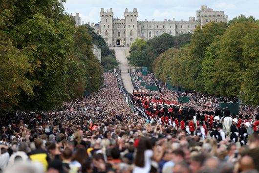 Траурното шествие за кралица Елизабет II завърши в Уиндзор