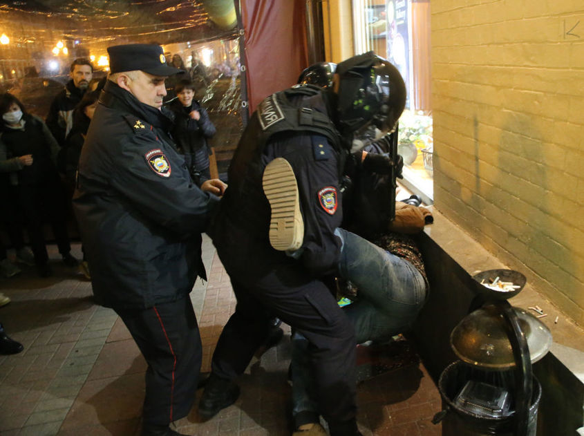 Полицията упражнява насилие над протестиращите срещу мобилизацията в Москва