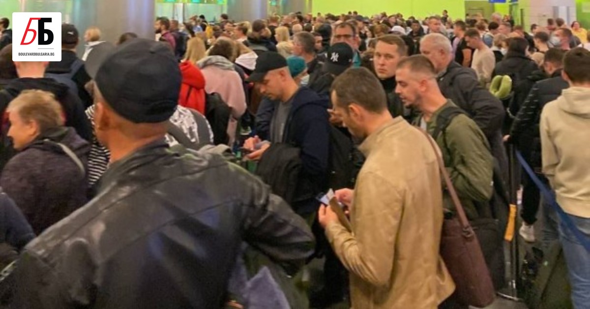 Късно снощи на летище Внуково в Москва се струпаха стотици