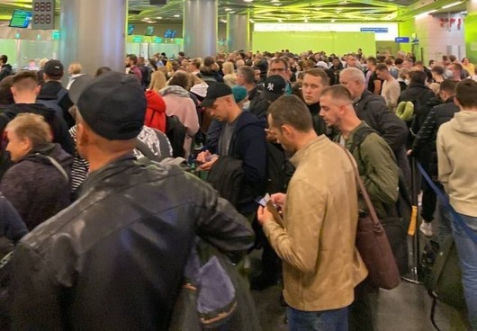 Късно снощи на летище Внуково в Москва се струпаха стотици