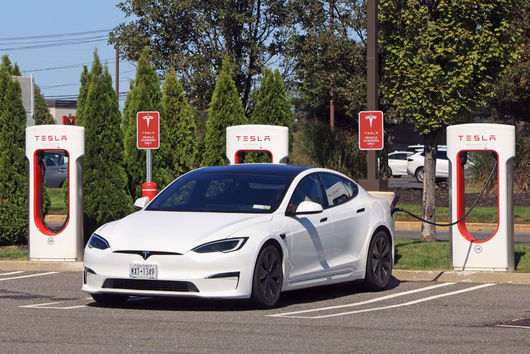 На теория е чудесно човек да кара Tesla: електрическо, екологично