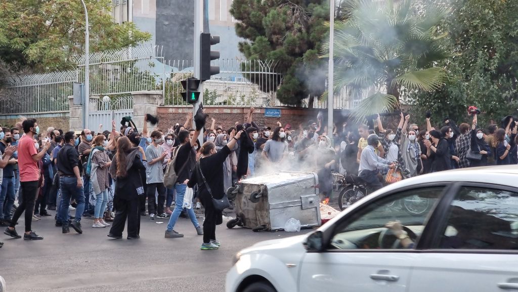 Новината за смъртта на Амини възмути иранците, които започнаха да организират антиправителствени демонстрации в десетки градове в цялата страна. Поводът за недоволството обаче не е един.