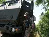 Украински войник стои до ракетната система HIMARS край бойното боле в Източна Украйна