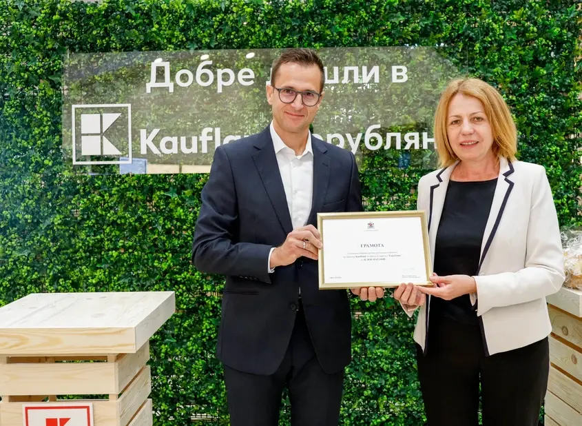 Иван Чернев и Йорданка Фъндъкова на отркриването на Kaulfland Горубляне - специална грамота