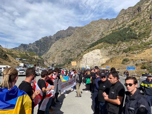 Протестиращи се събраха на руско грузинската граница в Ларси за да