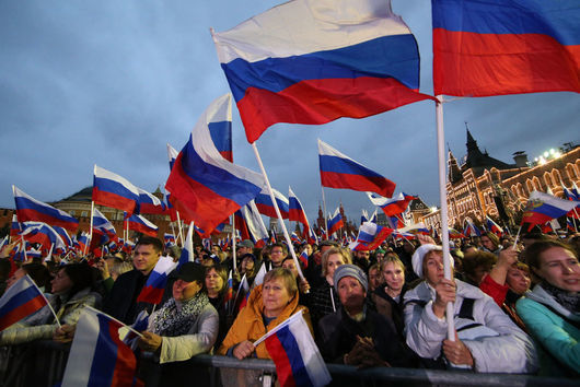 Руски знамена, естрадна музика и викове "ура": Пищна церемония в Москва в чест на анексираните територии