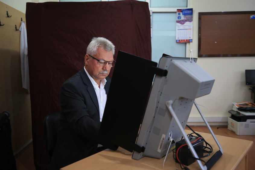 "Галъп": 55% от българите предпочитат да се гласува само с машина