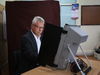 Гласоподавател гласува с машина на парламентарните избори в България