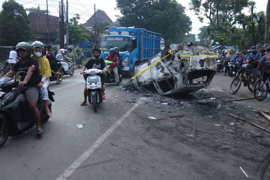 174 жертви и стотици ранени след футболен мач в Индонезия