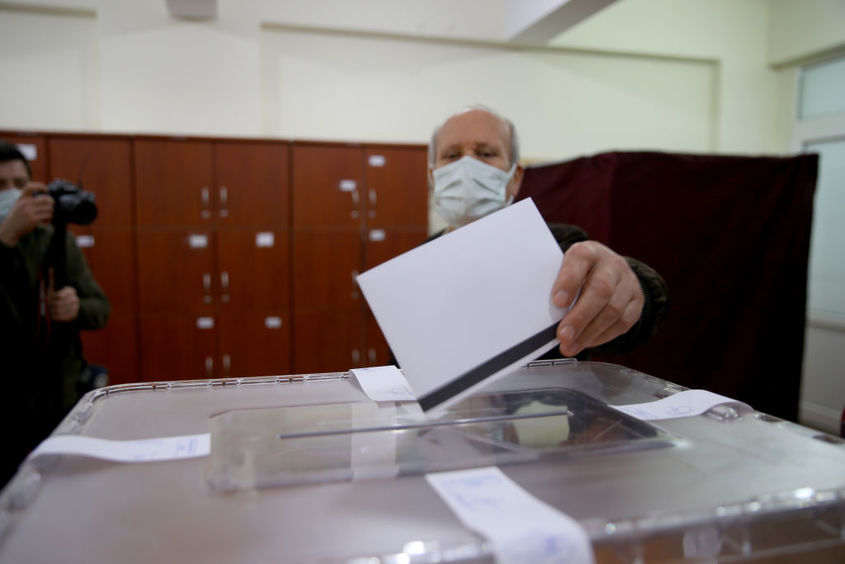 Турция в изборния ден: Рекорден брой секции и сигнали, че в комисиите се говори на турски