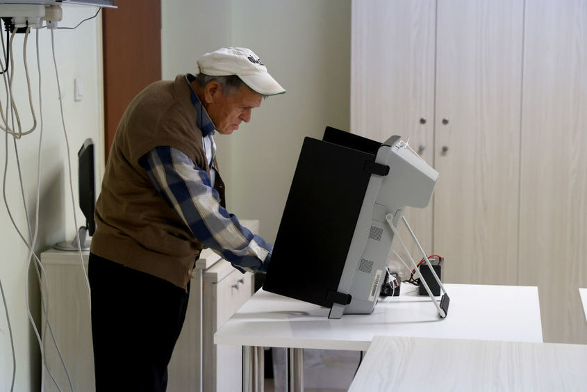 Избиратели в Турция се превозват организирано от една секция в друга 