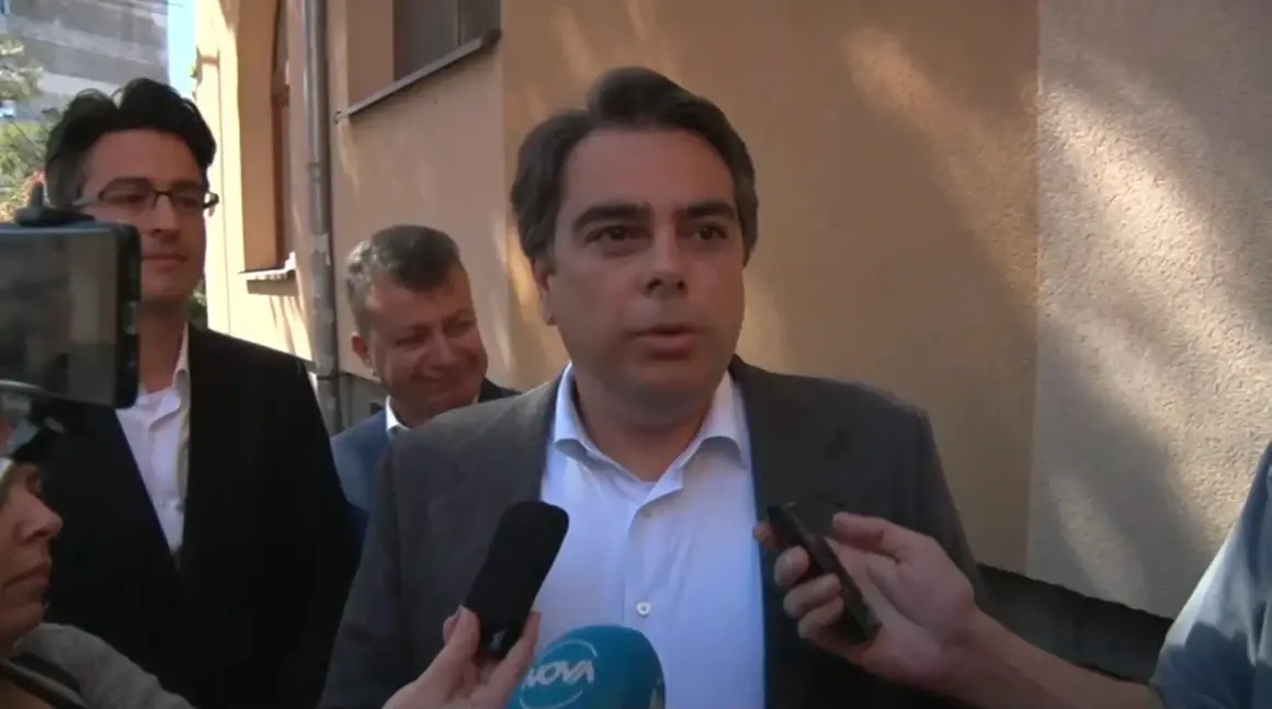 Асен Василев не успя да гласува, ОИК в Хасково препрати жалбата му към местната администрация (ОБНОВЕНА)