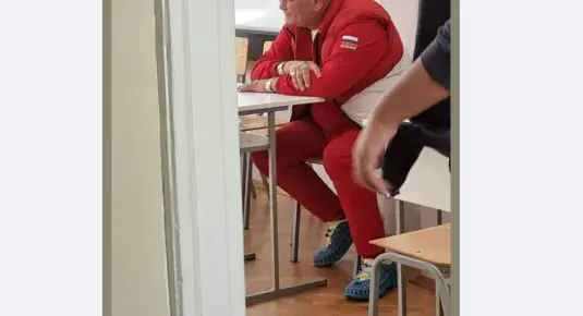 Председател на СИК се появи с анцуг на Русия в деня на изборите