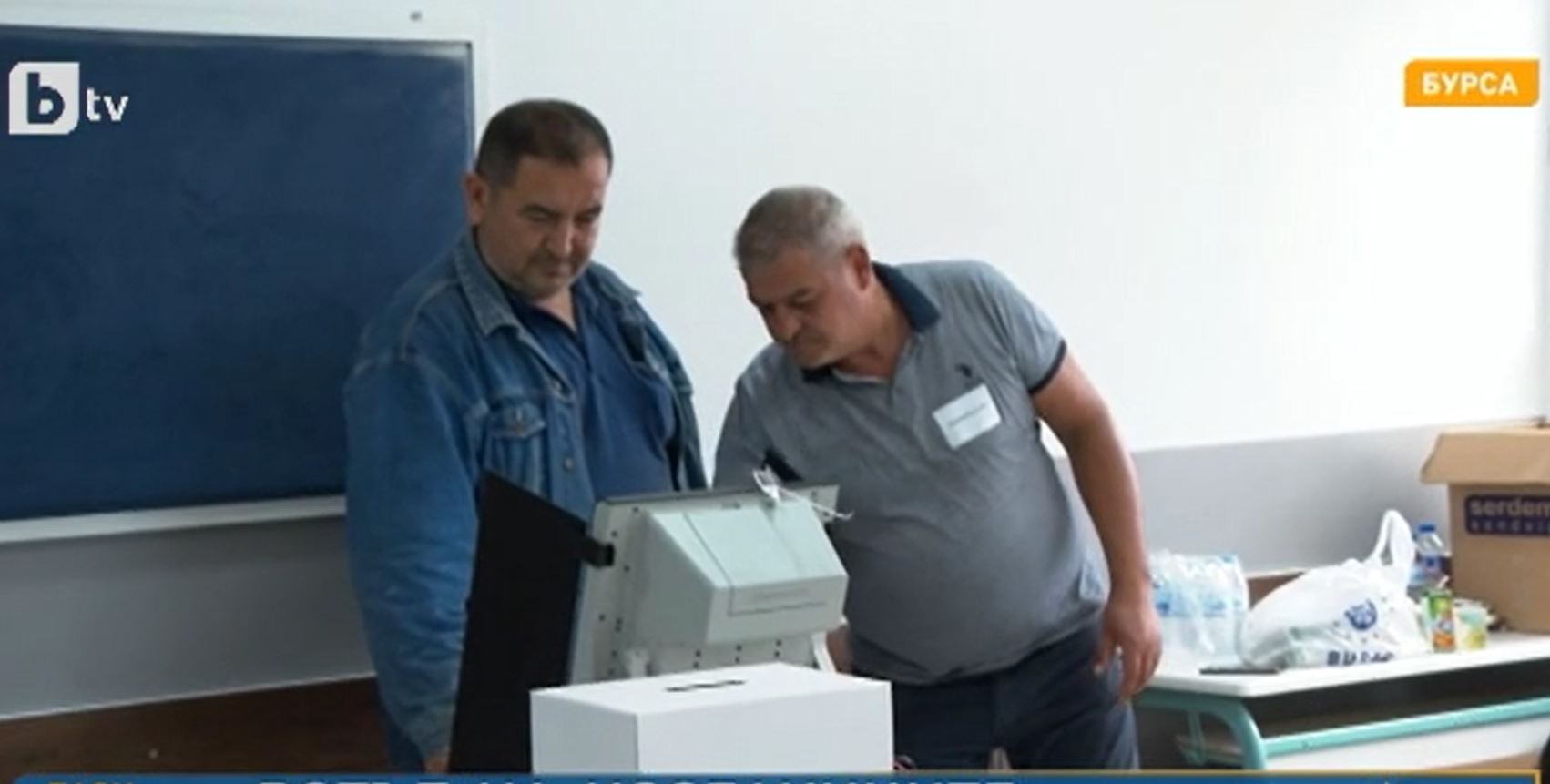 Гласоподаватели в Турция получават напътствания от членове на секционните комисии,
