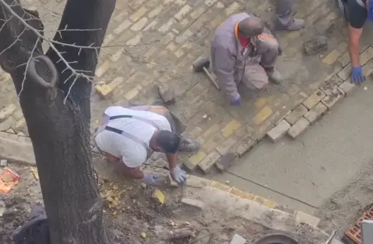 Жълтите павета стигнаха и до прокуратурата след видео как се троши паве с чук