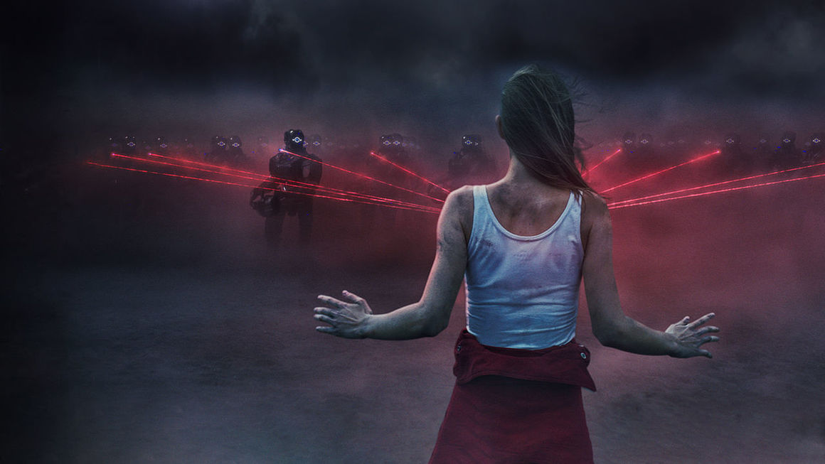 <b>"I Am Mother", Amazon Prime Video </b>
<br><br>
Времетраене: 114 минути
<br><br>
За феновете на "Chappie" и "Ex Machina"
<br><br>
В „Аз съм майка“ робот поема ролята на майка за малък хомо сапиенс. Момичето приема това безпроблемно, защото няма представа как в действително трябва да изглеждат нещата. Всичко това, докато не се повява друг Homo Sapiens, въплътен в Хилъри Суонк.
<br><br>
Режисьорският дебют на австралийския режисьор Грант Спюторе не е чак толкова умен и красив като шедьовъра „Ex Machina“на Алекс Гарланд, но поставя по чудесен начина въпроса който е по-големият лъжец: роботът или човекът.