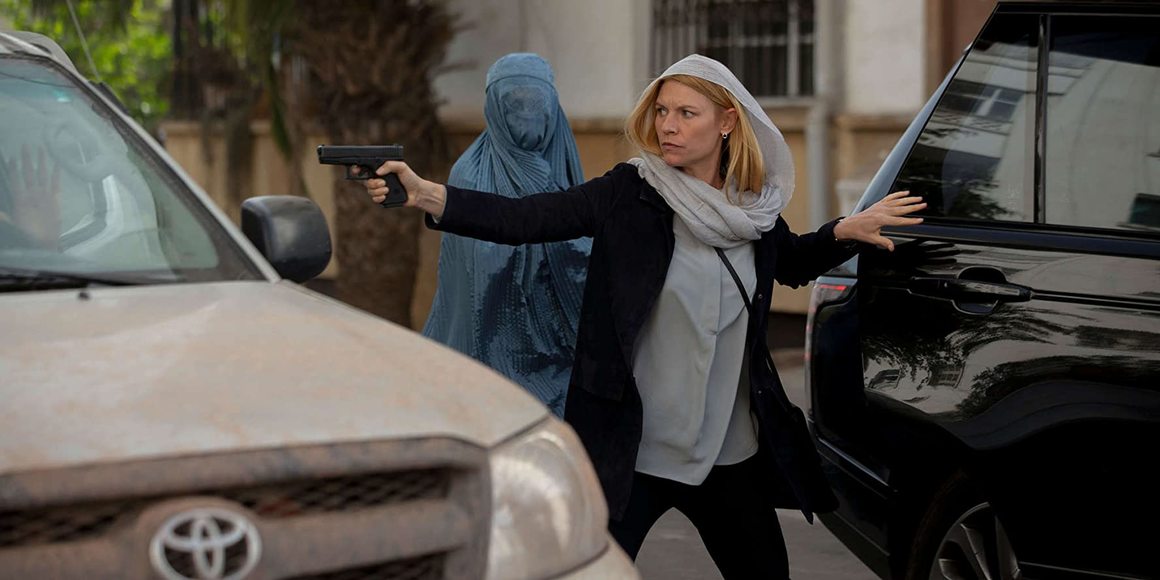<b>Homeland, сезон 9 </b>
<br><br>
Времетраене: 6 епизода по 55 мин.
<br><br>
За феновете на: "Messiah", "24", "The Americans", "The Night Manager"
<br><br>
Един от най-добрите сериали на последното десетилетие - шпионският трилър Homeland - стигна до своя край точно по време на пандемията. Всеки, който е следил историята на Кари Матисън - гениален разузнавач от ЦРУ с биполярно разстройство - знае, че съвпаденията с реални събития и личности съвсем не са случайни. Авторите на Homeland винаги са успявали да хвърлят светлина върху действителността на войната, тероризма, геополитиката и вътрешните институционални интриги с документална прецизност. Последният сезон на Homeland не прави изключение, особено на фона на споразумението за мир между САЩ и талибаните, сключено през февруари 2020 г.