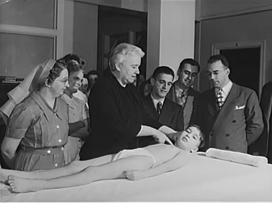 Google чества Елизабет Кени: самоуката медицинска сестра, открила терапия за детски паралич