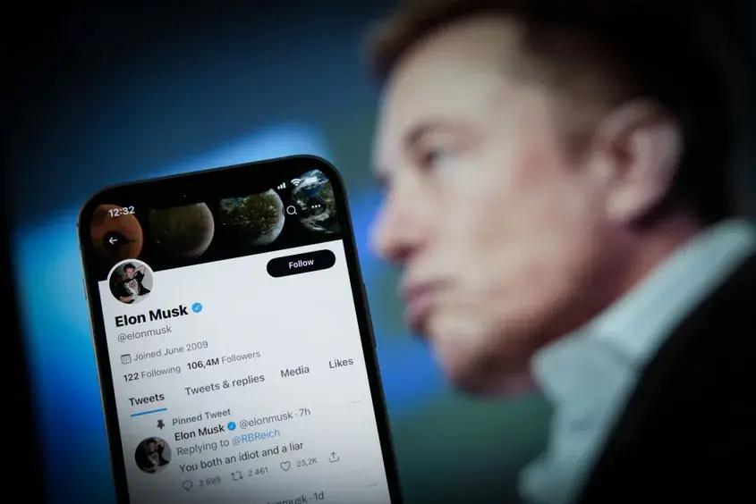 Бизнес предприемачът Илон Мъск предлага да продължи с покупката си на Twitter на стойност за 44 млрд. долара.