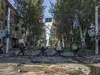 Противотанкови таралежи блокират улиците в центъра на Бахмут, докато се засилват боевете между украинските сили и руските войски за контрол над града в Бахмут, Украйна