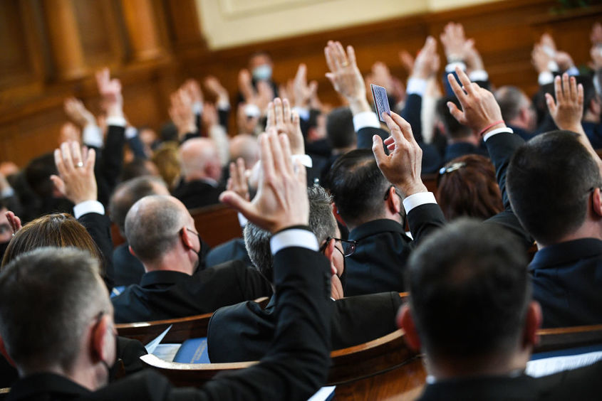 Вярно ли е, че "няма юристи" в 48 Народно събрание?