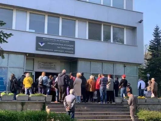 Данъчни декларации се подават до утре в полунощ