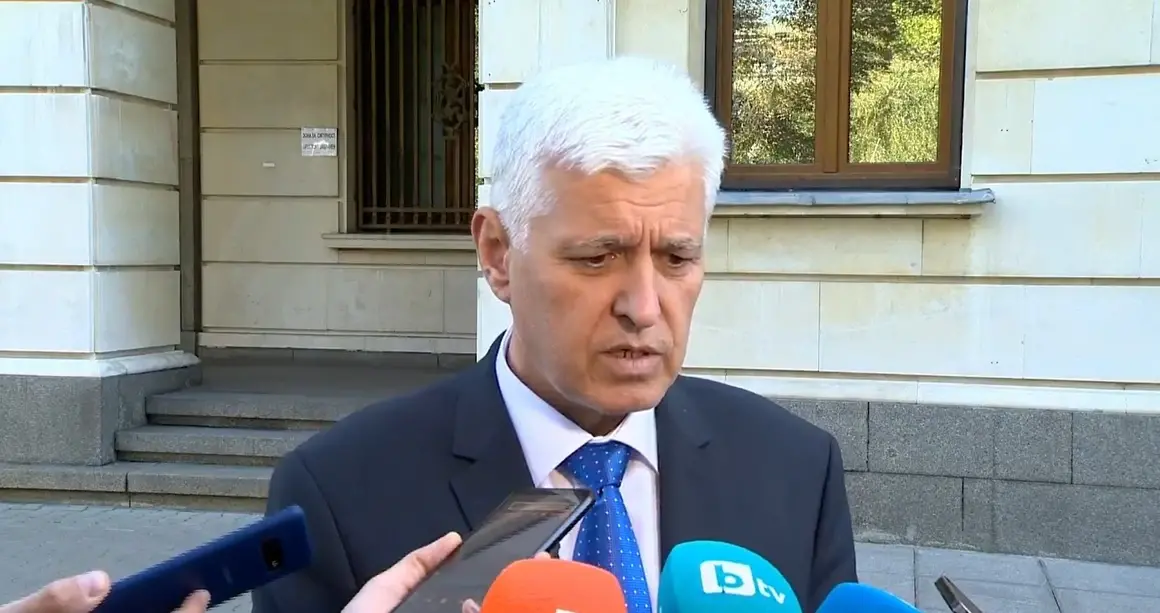 Служебният кабинет не купувал самолети, а събирал оферти - твърди военният министър
