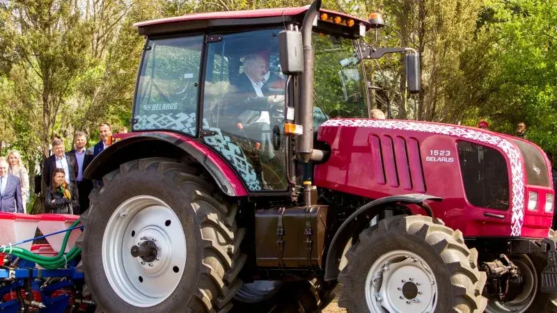 Лукашенко ще подари на Путин трактор "Беларус" за юбилея