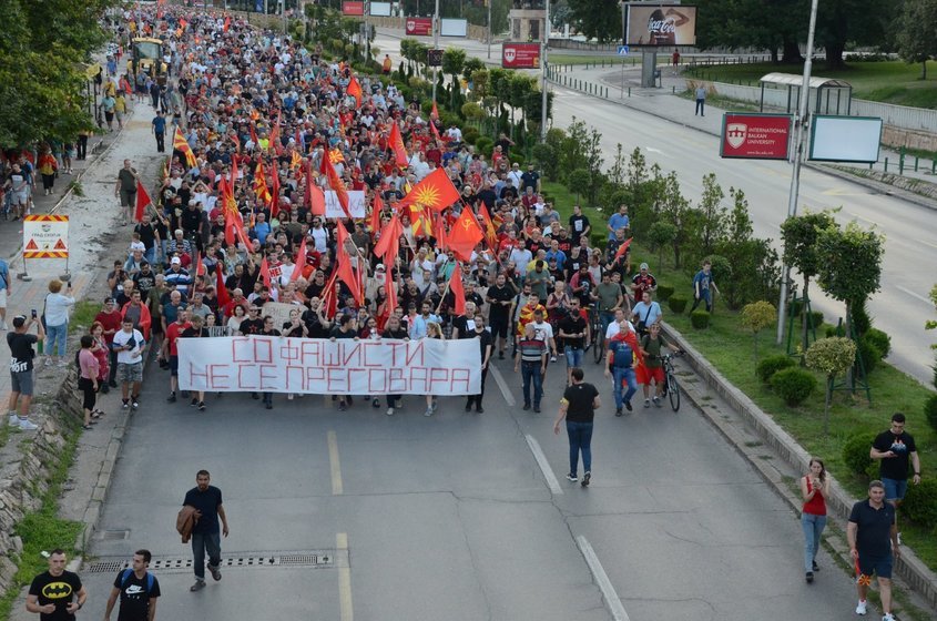 Яйца и скандирания "българи-фашисти" на протест в Охрид срещу откриването на български център