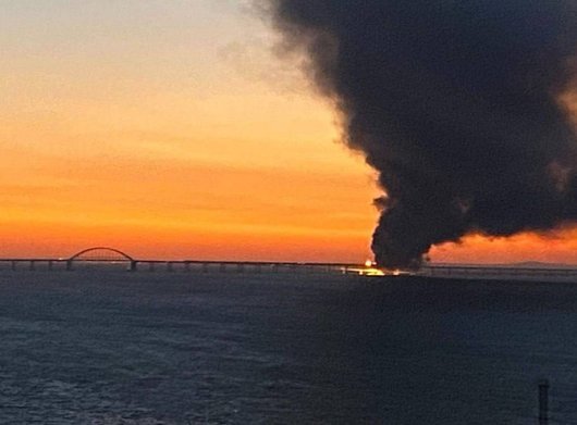 Взрив и пожар са избухнали на стратегически важния Кримски мост