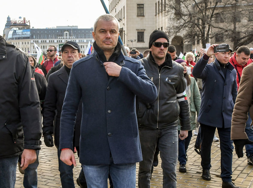 Костадин Костадинов забърка и децата си в предизборната кампания